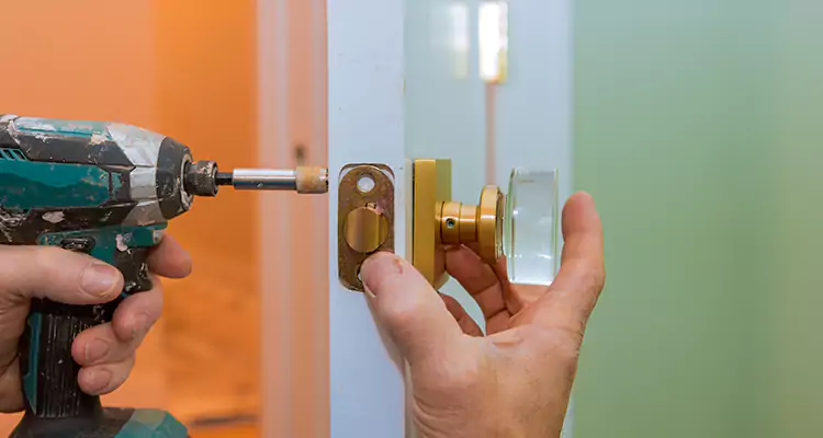 Broken Door Knob Fix in Sarasota Springs, FL